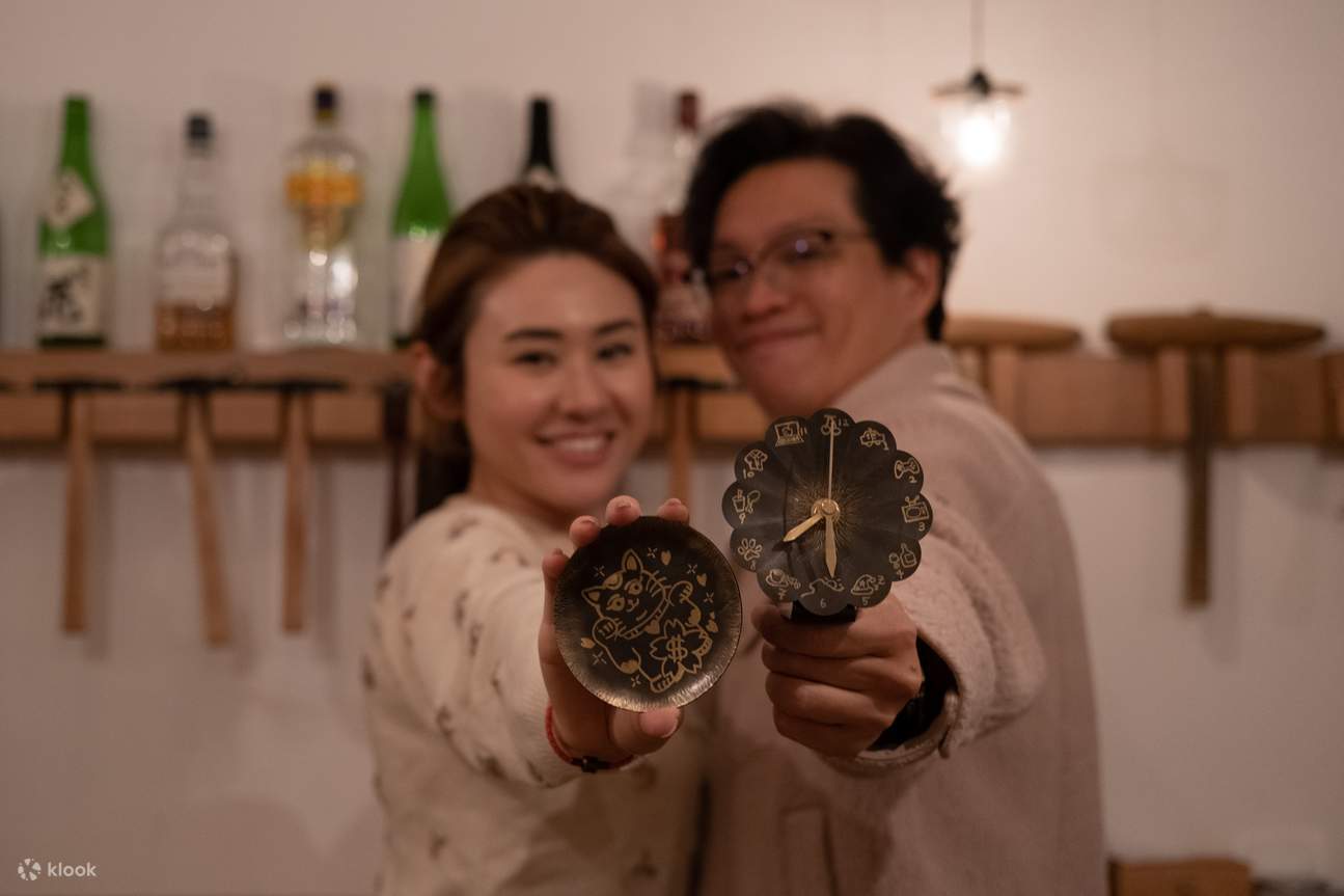 Taller de reloj de escritorio de teñido de bronce.